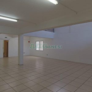 Loja com 460m², 2 vagas, no bairro Medianeira em Caxias do Sul para Alugar