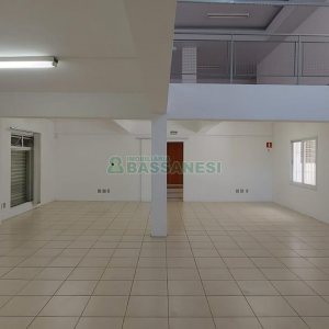 Loja com 460m², 2 vagas, no bairro Medianeira em Caxias do Sul para Alugar