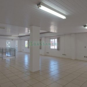 Loja com 460m², 2 vagas, no bairro Medianeira em Caxias do Sul para Alugar