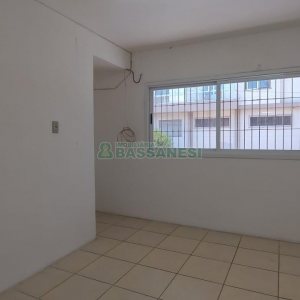 Loja com 460m², 2 vagas, no bairro Medianeira em Caxias do Sul para Alugar