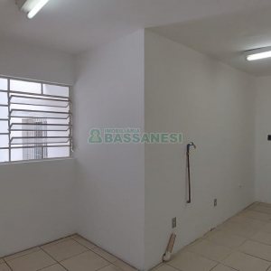 Loja com 460m², 2 vagas, no bairro Medianeira em Caxias do Sul para Alugar