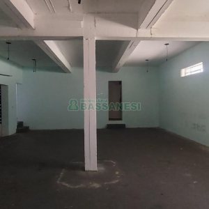 Loja com 460m², 2 vagas, no bairro Medianeira em Caxias do Sul para Alugar