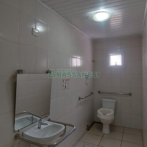 Loja com 460m², 2 vagas, no bairro Medianeira em Caxias do Sul para Alugar