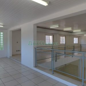 Loja com 460m², 2 vagas, no bairro Medianeira em Caxias do Sul para Alugar