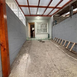 Sobrado com 57m², 2 dormitórios, 1 vaga, no bairro Vinhedos em Caxias do Sul para Alugar