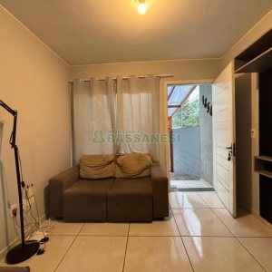 Sobrado com 57m², 2 dormitórios, 1 vaga, no bairro Vinhedos em Caxias do Sul para Alugar