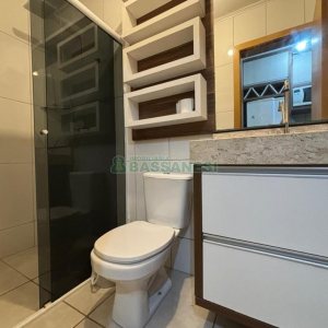 Sobrado com 57m², 2 dormitórios, 1 vaga, no bairro Vinhedos em Caxias do Sul para Alugar