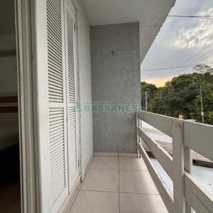 Sobrado com 57m², 2 dormitórios, 1 vaga, no bairro Vinhedos em Caxias do Sul para Alugar