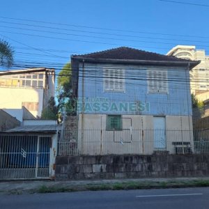 Casa com 450m², 3 dormitórios, 1 vaga, no bairro Panazzolo em Caxias do Sul para Comprar