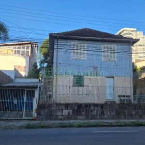 Casa com 450m², 3 dormitórios, 1 vaga, no bairro Panazzolo em Caxias do Sul para Comprar