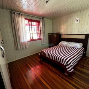 Casa com 194m², 6 dormitórios, 1 vaga, no bairro São Caetano em Caxias do Sul para Alugar ou Comprar