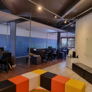 Casa com 365m², 3 dormitórios, 2 vagas, no bairro Jardim América em Caxias do Sul para Comprar