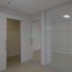 Sala com 37m², 2 vagas, no bairro Centro em Caxias do Sul para Alugar ou Comprar
