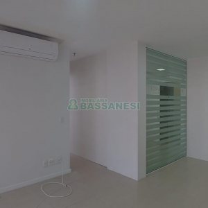 Sala com 37m², 2 vagas, no bairro Centro em Caxias do Sul para Alugar ou Comprar