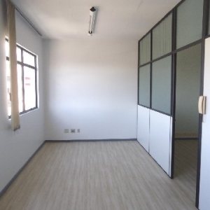 Sala com 42m², no bairro Centro em Caxias do Sul para Alugar ou Comprar