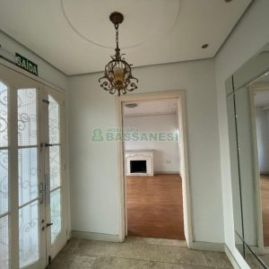 Casa com 300m², no bairro Centro em Caxias do Sul para Comprar