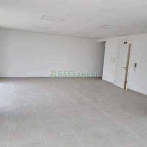 Sala com 64m², 1 vaga, no bairro Madureira em Caxias do Sul para Comprar