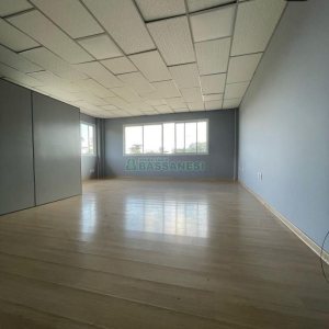 Sala com 55m², 1 vaga, no bairro Vinhedos em Caxias do Sul para Comprar