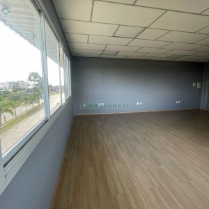 Sala com 55m², 1 vaga, no bairro Vinhedos em Caxias do Sul para Comprar
