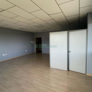 Sala com 55m², 1 vaga, no bairro Vinhedos em Caxias do Sul para Comprar