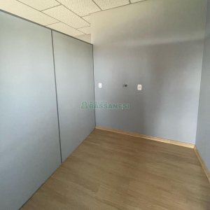 Sala com 55m², 1 vaga, no bairro Vinhedos em Caxias do Sul para Comprar
