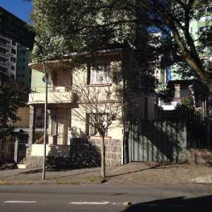 Casa com 200m², 6 dormitórios, 1 vaga, no bairro Centro em Caxias do Sul para Comprar