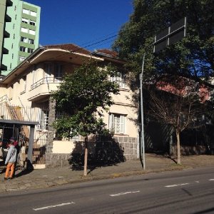 Casa com 200m², 6 dormitórios, 1 vaga, no bairro Centro em Caxias do Sul para Comprar