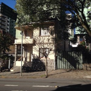 Casa com 200m², 6 dormitórios, 1 vaga, no bairro Centro em Caxias do Sul para Comprar