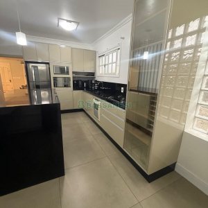 Casa Mobiliada com 330m², 3 dormitórios, 2 vagas, no bairro Petrópolis em Caxias do Sul para Alugar