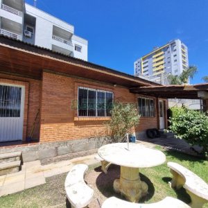 Casa Mobiliada com 330m², 3 dormitórios, 2 vagas, no bairro Petrópolis em Caxias do Sul para Alugar