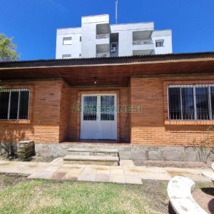 Casa Mobiliada com 330m², 3 dormitórios, 2 vagas, no bairro Petrópolis em Caxias do Sul para Alugar
