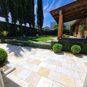 Casa Mobiliada com 330m², 3 dormitórios, 2 vagas, no bairro Petrópolis em Caxias do Sul para Alugar