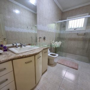 Casa Mobiliada com 330m², 3 dormitórios, 2 vagas, no bairro Petrópolis em Caxias do Sul para Alugar
