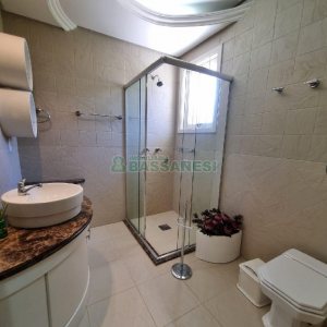 Casa Mobiliada com 330m², 3 dormitórios, 2 vagas, no bairro Petrópolis em Caxias do Sul para Alugar