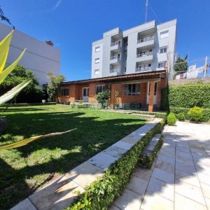 Casa Mobiliada com 330m², 3 dormitórios, 2 vagas, no bairro Petrópolis em Caxias do Sul para Alugar