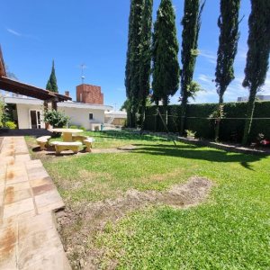 Casa Mobiliada com 330m², 3 dormitórios, 2 vagas, no bairro Petrópolis em Caxias do Sul para Alugar