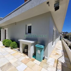 Casa Mobiliada com 330m², 3 dormitórios, 2 vagas, no bairro Petrópolis em Caxias do Sul para Alugar