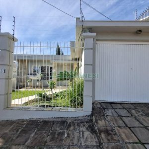 Casa Mobiliada com 330m², 3 dormitórios, 2 vagas, no bairro Petrópolis em Caxias do Sul para Alugar