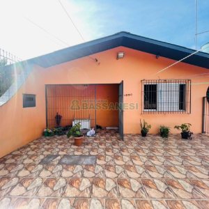 Casa com 219m², 6 dormitórios, 4 vagas, no bairro Panazzolo em Caxias do Sul para Comprar