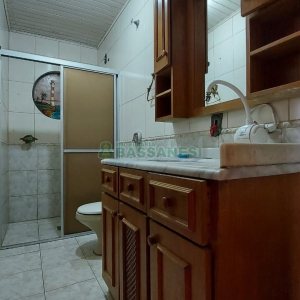 Casa com 219m², 6 dormitórios, 4 vagas, no bairro Panazzolo em Caxias do Sul para Comprar