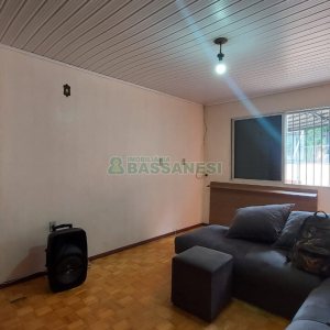 Casa com 219m², 6 dormitórios, 4 vagas, no bairro Panazzolo em Caxias do Sul para Comprar