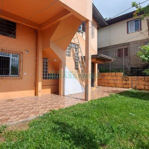 Casa com 219m², 6 dormitórios, 4 vagas, no bairro Panazzolo em Caxias do Sul para Comprar