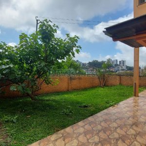 Casa com 219m², 6 dormitórios, 4 vagas, no bairro Panazzolo em Caxias do Sul para Comprar