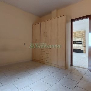 Casa com 219m², 6 dormitórios, 4 vagas, no bairro Panazzolo em Caxias do Sul para Comprar