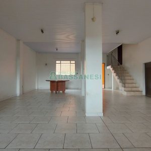 Casa com 219m², 6 dormitórios, 4 vagas, no bairro Panazzolo em Caxias do Sul para Comprar