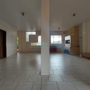 Casa com 219m², 6 dormitórios, 4 vagas, no bairro Panazzolo em Caxias do Sul para Comprar