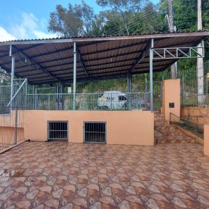 Casa com 219m², 6 dormitórios, 4 vagas, no bairro Panazzolo em Caxias do Sul para Comprar