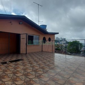 Casa com 219m², 6 dormitórios, 4 vagas, no bairro Panazzolo em Caxias do Sul para Comprar