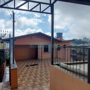 Casa com 219m², 6 dormitórios, 4 vagas, no bairro Panazzolo em Caxias do Sul para Comprar