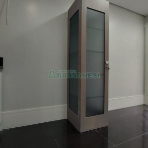 Sala Mobiliada com 97m², no bairro Panazzolo em Caxias do Sul para Comprar